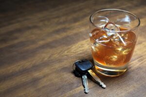 Glass of alcohol and car keys symbolizing DUI risks for University of Tennessee students in Knoxville